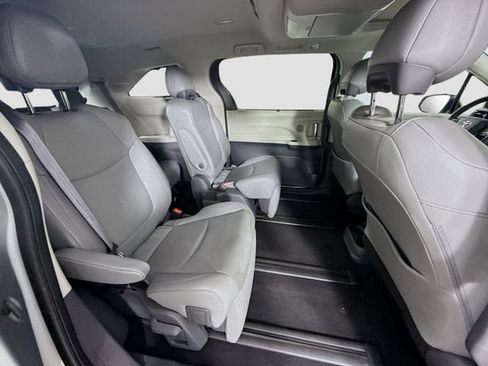 Certified 2021 Toyota Sienna Limited FWD image 32