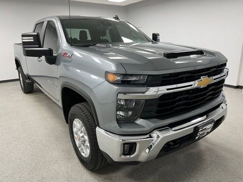 Used 2024 Chevrolet Silverado 2500 LT AWD/4WD image 2