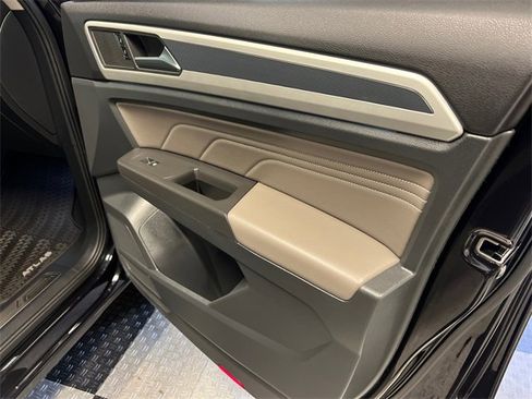 Certified 2022 Volkswagen Atlas SEL R-Line image 12