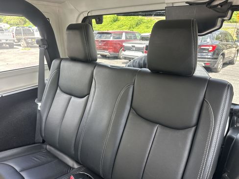 Used 2016 Jeep Wrangler Rubicon w/ Power Convenience Group AWD/4WD image 13