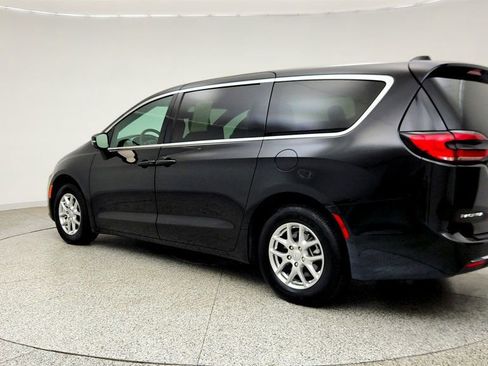 Used 2025 Chrysler Pacifica Select FWD image 7