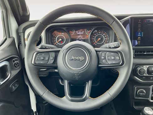 Used 2025 Jeep Gladiator Sport AWD/4WD image 17