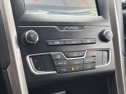Used 2019 Ford Fusion SE FWD image 21