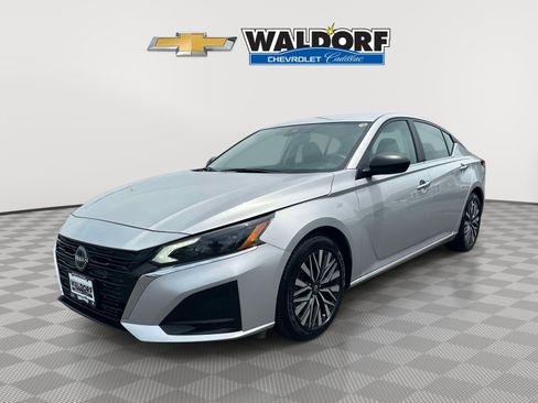 Used 2024 Nissan Altima 2.5 SV FWD image 3