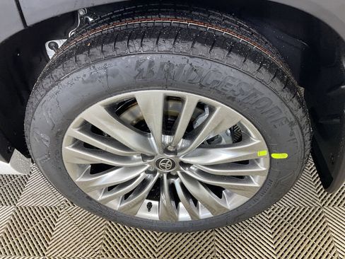 New 2026 Toyota Highlander Platinum image 5