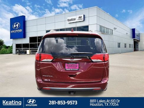 Used 2020 Chrysler Pacifica Touring-L FWD image 6