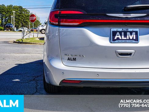 Used 2024 Chrysler Pacifica Touring-L image 17