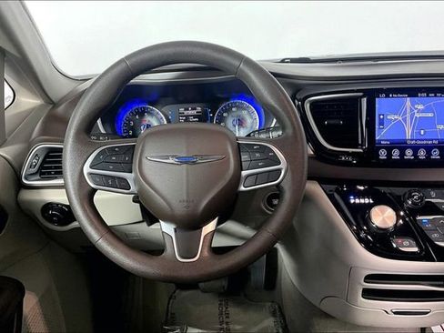 Used 2017 Chrysler Pacifica Touring Plus FWD image 5