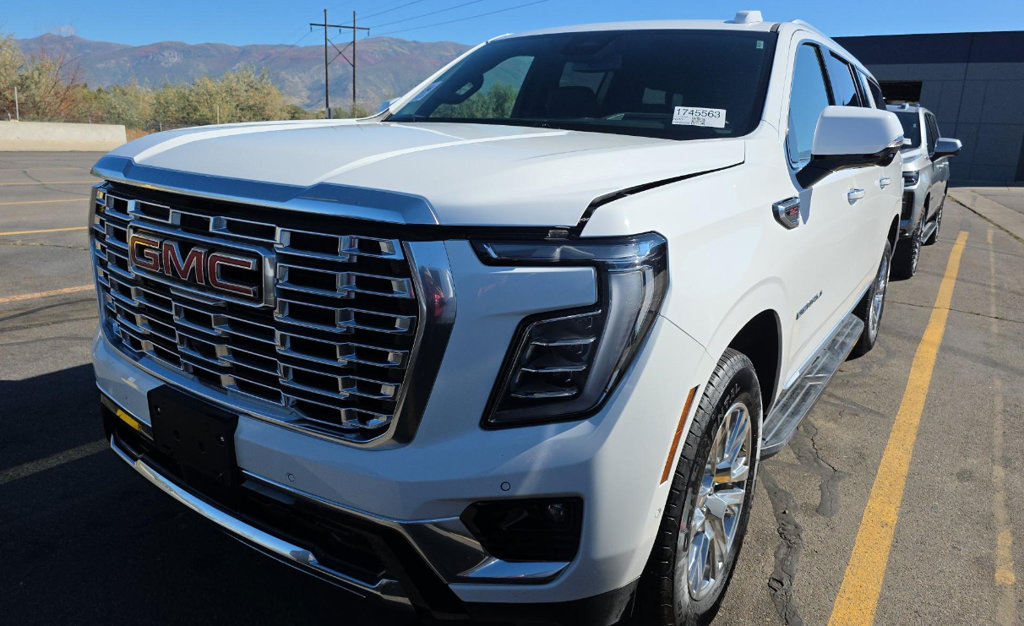 Used 2025 GMC Yukon XL Denali AWD/4WD image 2