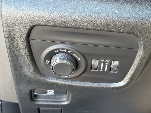 Used 2025 Jeep Grand Cherokee Altitude AWD/4WD image 23