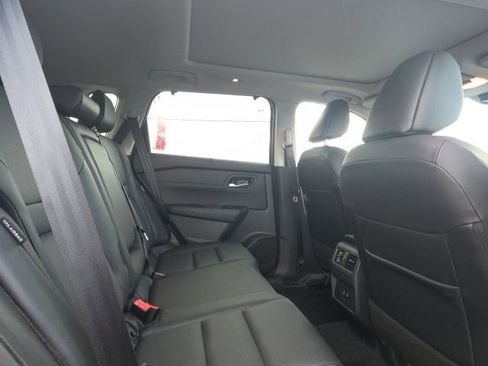 Used 2025 Nissan Rogue SV w/ SV Premium Package image 13