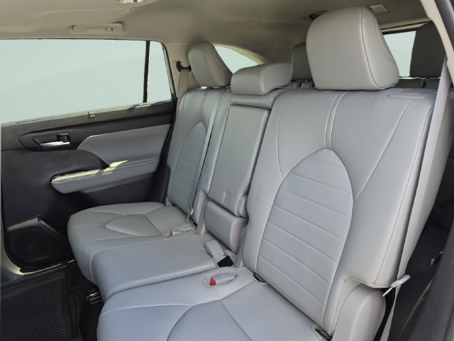 Used 2023 Toyota Highlander XLE AWD/4WD image 29
