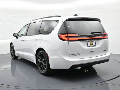 Used 2025 Chrysler Pacifica Limited image 8