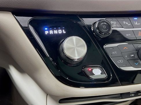 Used 2019 Chrysler Pacifica Touring-L w/ Advanced Safetytec Group image 17