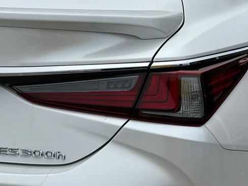 Used 2025 Lexus ES 300h w/ Premium Package FWD image 33
