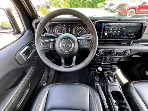 Used 2025 Jeep Gladiator Sport w/ Premium Package AWD/4WD image 5