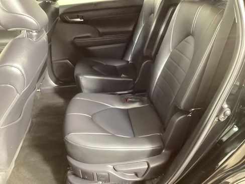 Used 2025 Toyota Highlander XLE AWD/4WD image 24