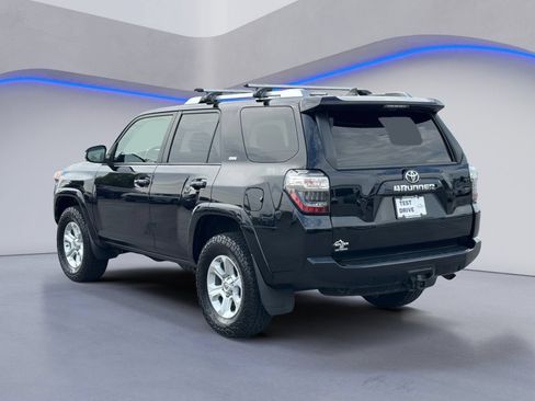 Used 2017 Toyota 4Runner SR5 AWD/4WD image 3