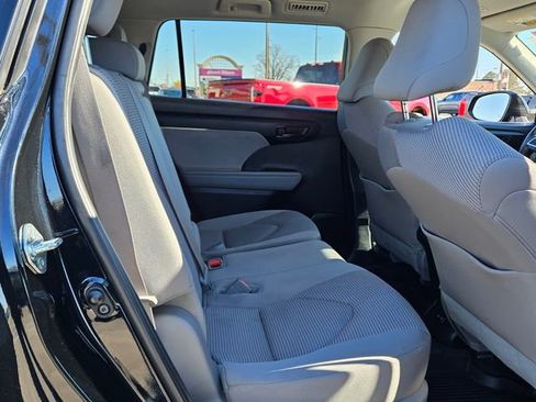 Used 2024 Toyota Highlander LE image 16