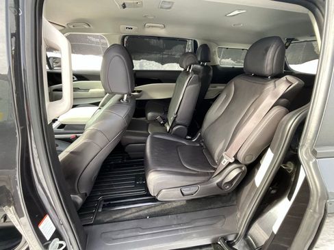 Used 2024 Kia Carnival EX image 25