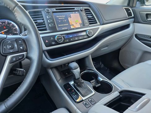 Used 2019 Toyota Highlander XLE AWD/4WD image 23