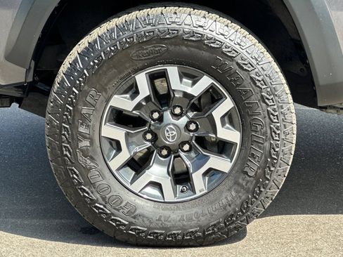 Used 2020 Toyota Tacoma TRD Off-Road w/ TRD Premium Off Road Package AWD/4WD image 26