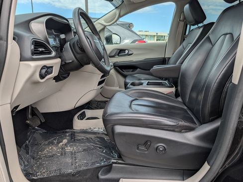Used 2023 Chrysler Pacifica Touring-L FWD image 15
