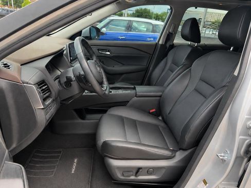 Used 2023 Nissan Rogue SV w/ SV Premium B Package FWD image 5