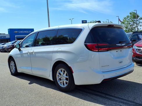 Used 2023 Chrysler Pacifica Touring-L FWD image 7