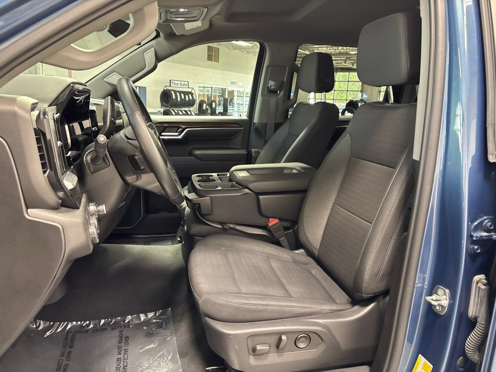 Used 2024 Chevrolet Silverado 1500 LT AWD/4WD image 9