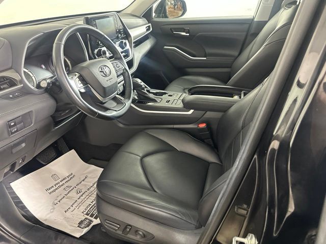Used 2022 Toyota Highlander XLE AWD/4WD image 16