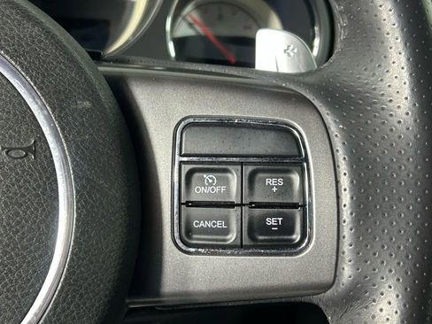 Used 2014 Dodge Challenger SXT image 19