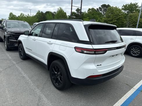 Used 2024 Jeep Grand Cherokee Altitude image 4