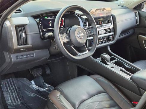 Used 2024 Nissan Pathfinder Platinum FWD image 9