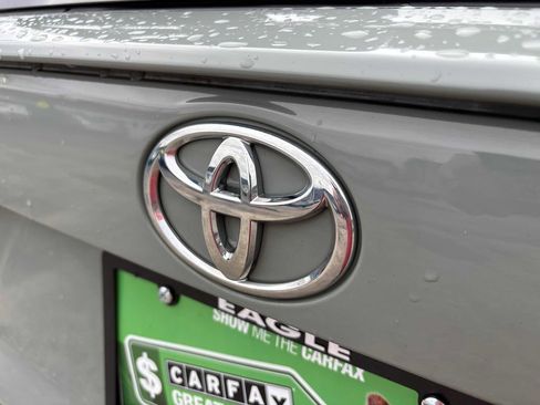 Used 2021 Toyota RAV4 XLE Premium AWD/4WD image 33
