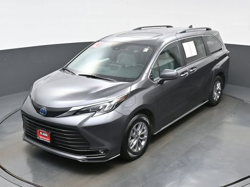 Used 2025 Toyota Sienna XLE FWD image 38