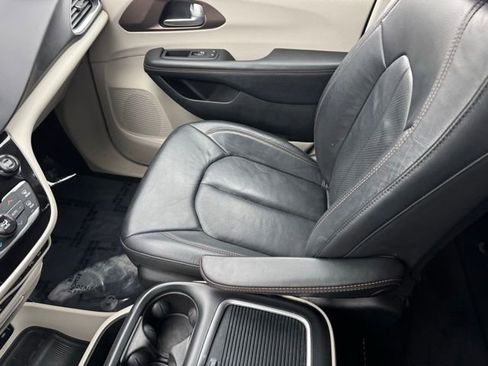 Used 2018 Chrysler Pacifica Touring-L Plus image 22