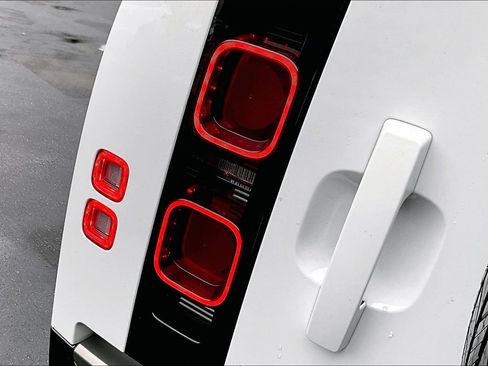 Used 2025 Land Rover Defender 90 X-Dynamic SE image 29