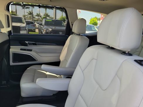Used 2024 Kia Telluride EX w/ EX Captain's Chair Package FWD image 10