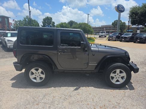 Used 2017 Jeep Wrangler Sport w/ Quick Order Package 24S AWD/4WD image 4