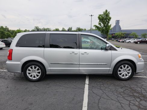 Used 2011 Chrysler Town & Country Touring-L w/ Entertainment Group #2 FWD image 17