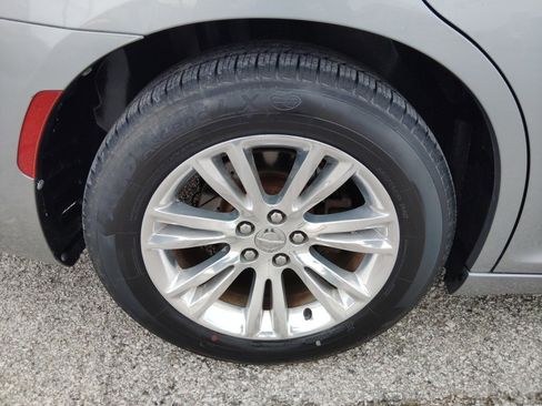 Used 2018 Chrysler 300 Touring w/ Driver Convenience Group image 9