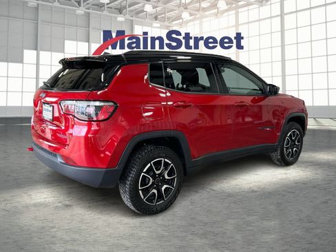 Used 2025 Jeep Compass Trailhawk AWD/4WD image 5
