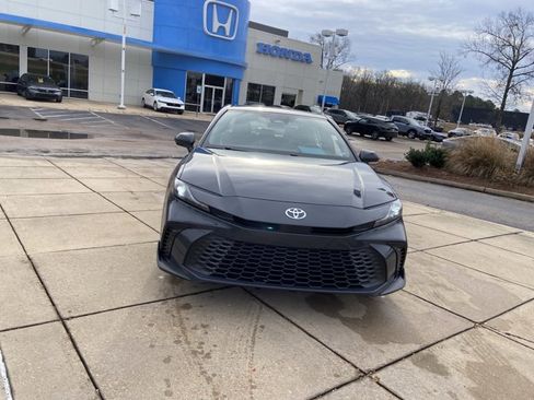 Used 2025 Toyota Camry SE image 3