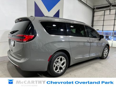 Used 2023 Chrysler Pacifica Limited image 5