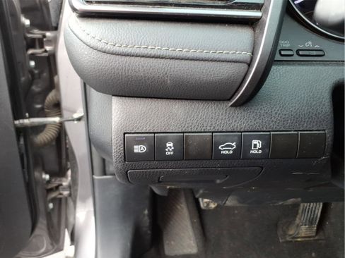 Used 2023 Toyota Camry SE image 19