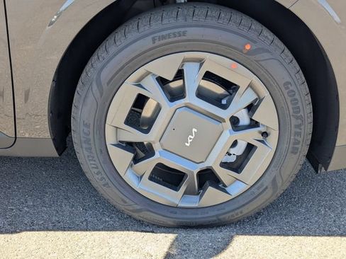 Certified 2026 Kia Carnival EX FWD image 9