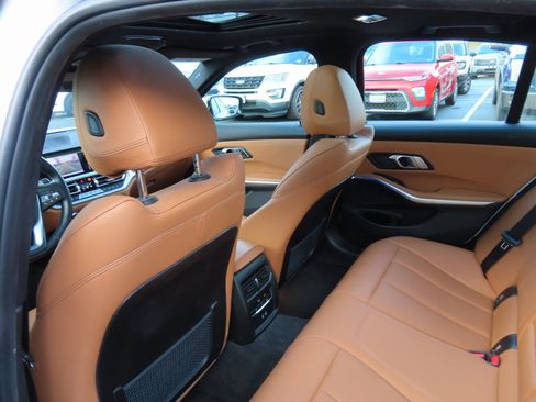 Used 2022 BMW 330i xDrive 330i xDrive w/ Driving Assistance Package image 33