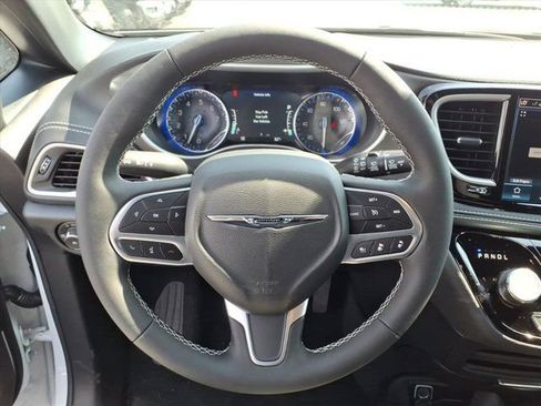 New 2026 Chrysler Pacifica Select image 13