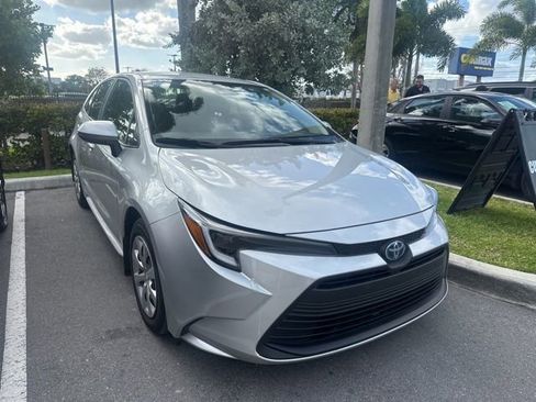 Used 2025 Toyota Corolla LE image 3